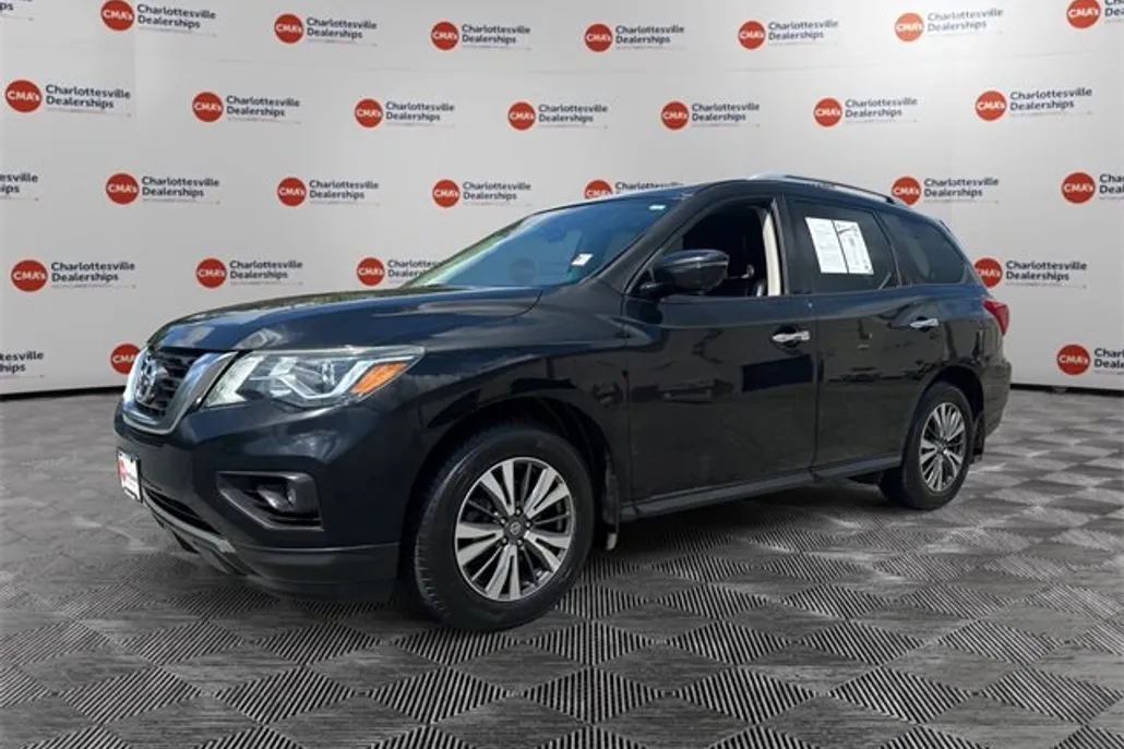2017 Nissan Pathfinder SV photo 1