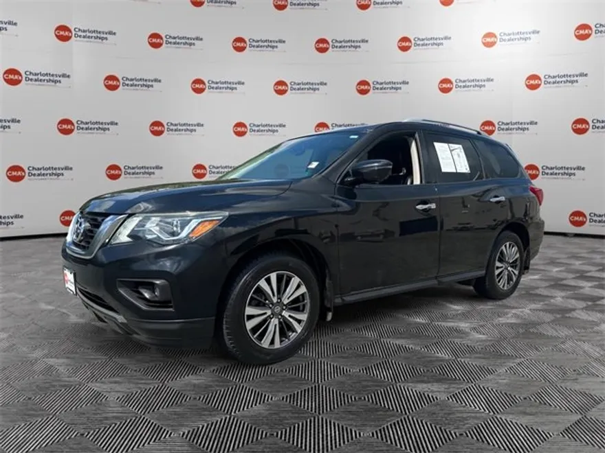 2017 Nissan Pathfinder SV photo 1