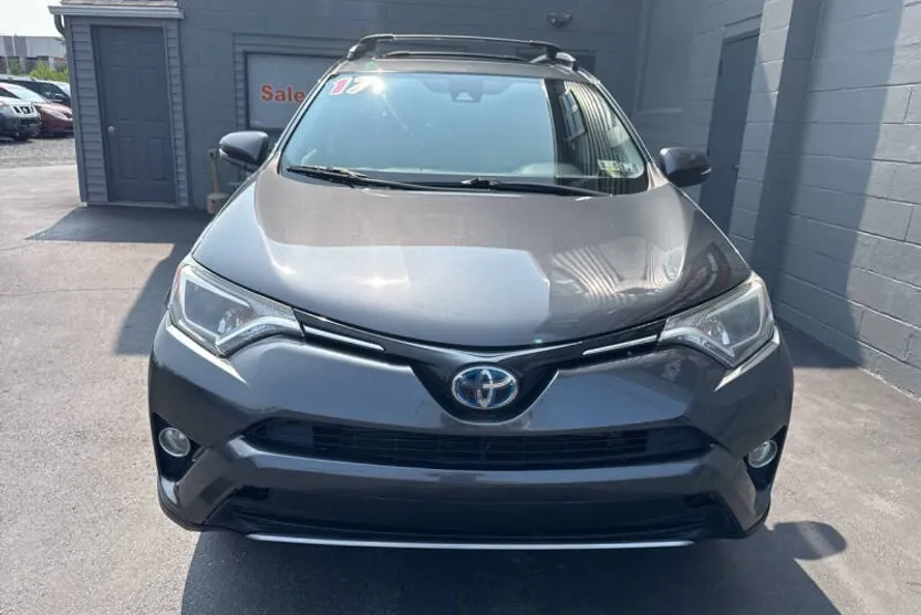 2017 Toyota RAV4 Hybrid XLE photo 1