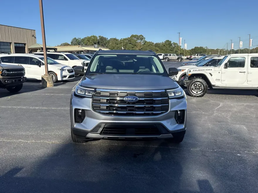 2025 Ford Explorer photo 1