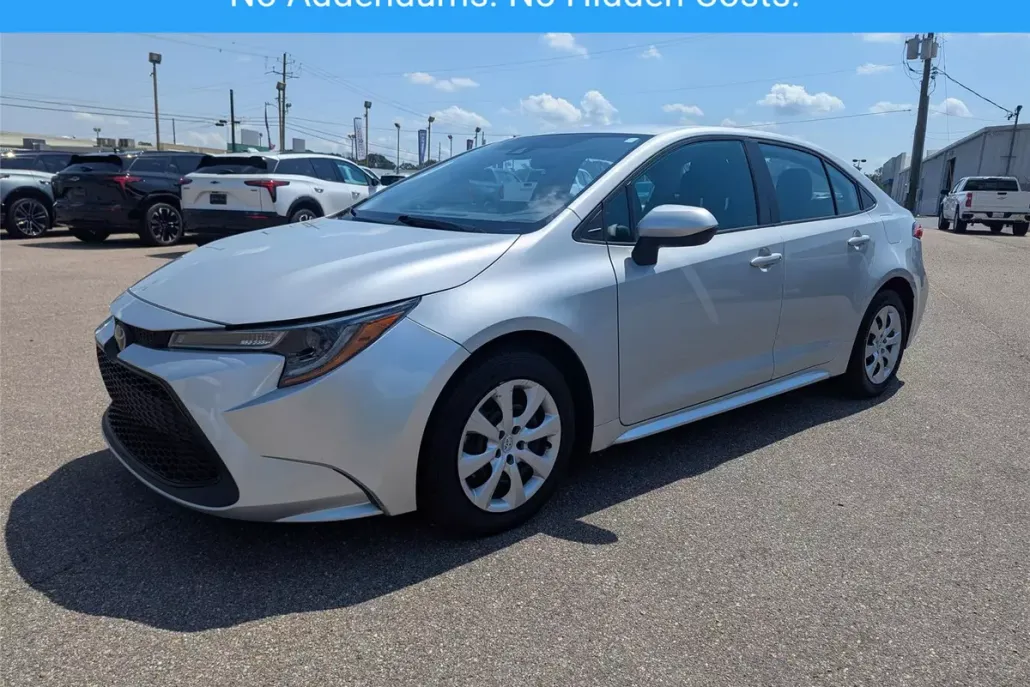 2022 Toyota Corolla LE photo 1