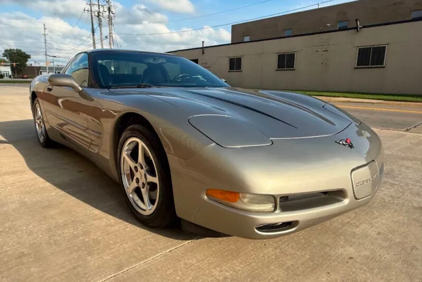 2002 Chevrolet Corvette photo 1