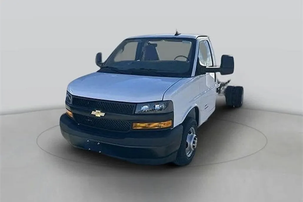 2024 Chevrolet Express Cutaway photo 1