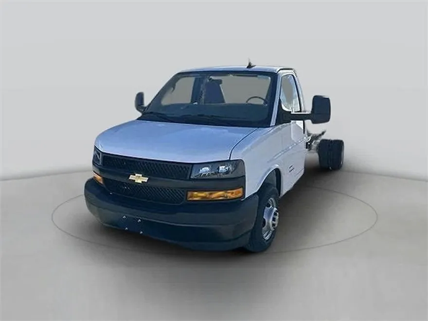 2024 Chevrolet Express Cutaway photo 1