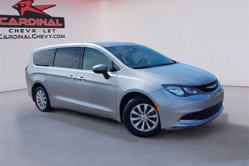 2017 Chrysler Pacifica Touring photo 1
