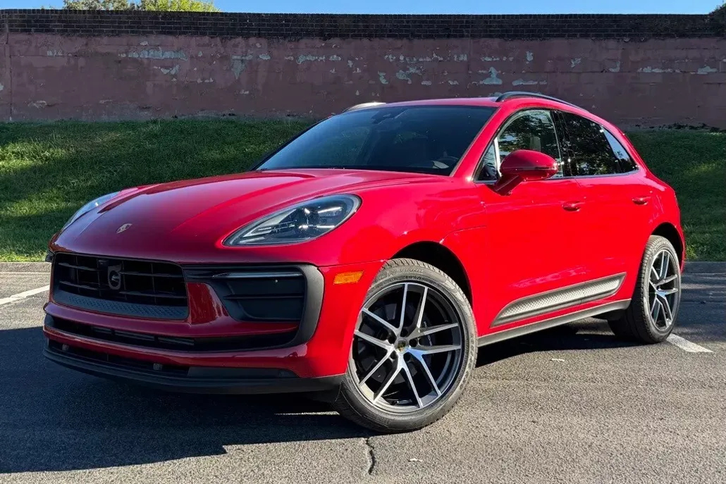 2025 Porsche Macan T photo 1