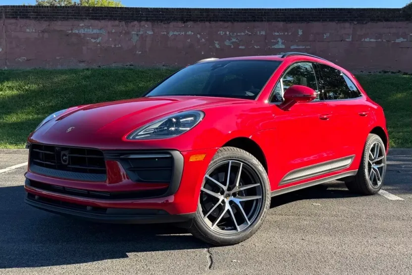 2025 Porsche Macan T photo 1