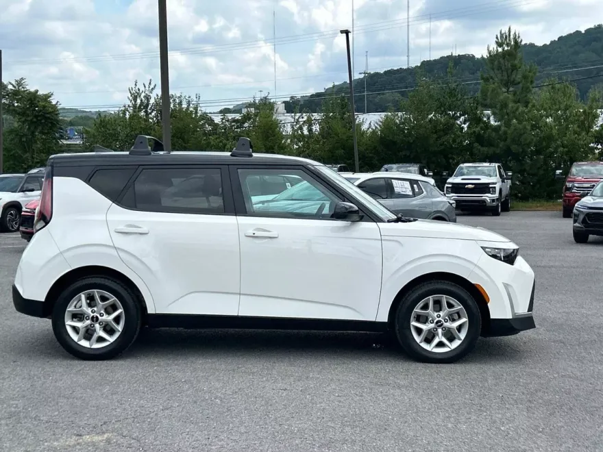 2023 Kia Soul S photo 1