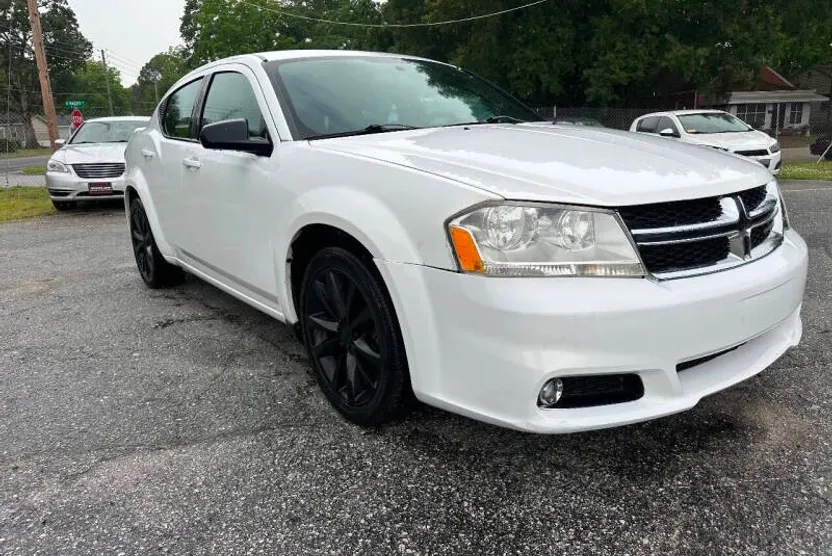 2013 Dodge Avenger SE photo 1