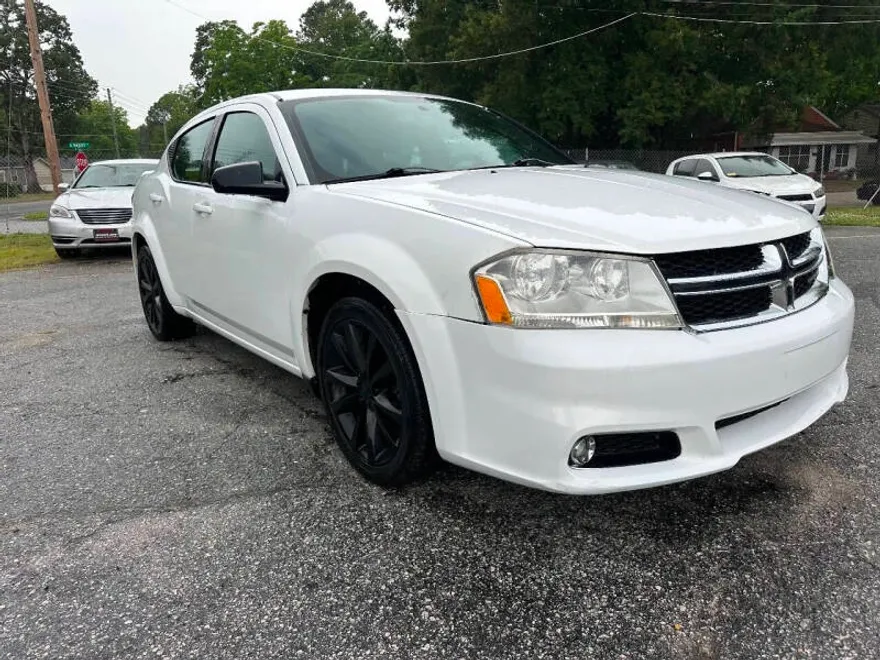 2013 Dodge Avenger SE photo 1