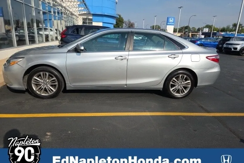 2016 Toyota Camry SE photo 1