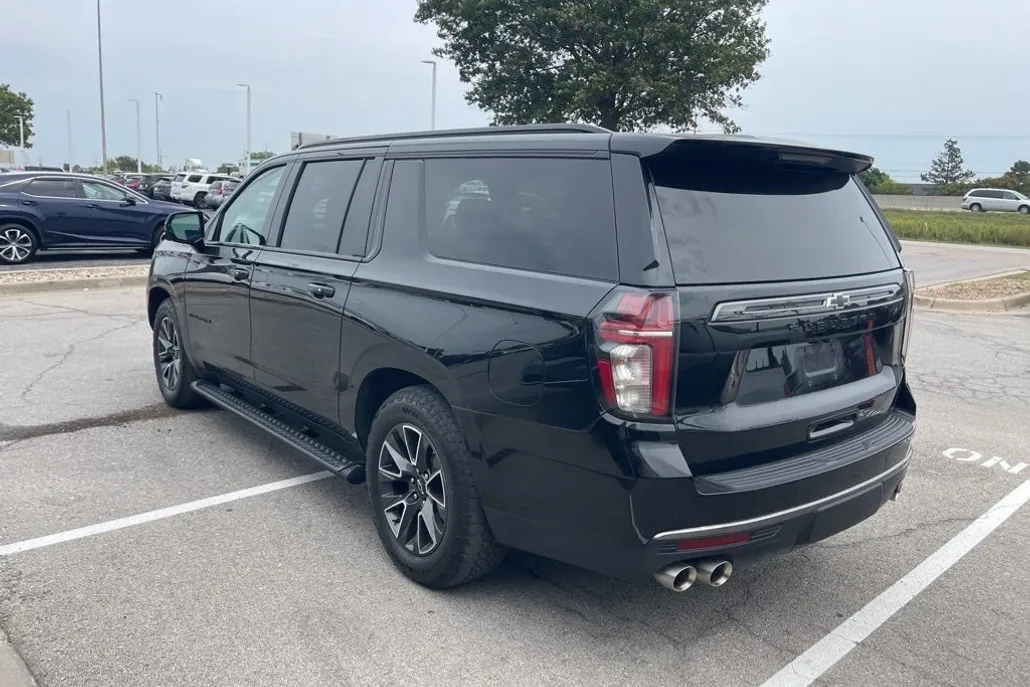 2022 Chevrolet Suburban Z71 photo 1