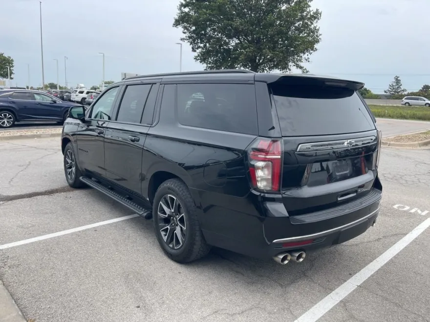 2022 Chevrolet Suburban Z71 photo 1