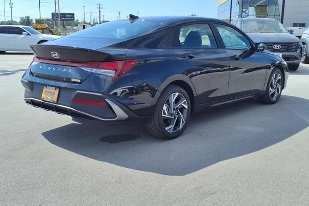 2025 Hyundai Elantra SEL Sport photo 1