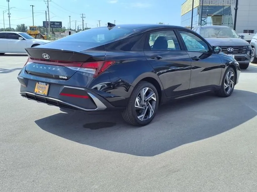 2025 Hyundai Elantra SEL Sport photo 1