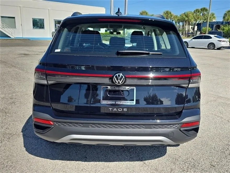 2025 Volkswagen Taos S photo 1