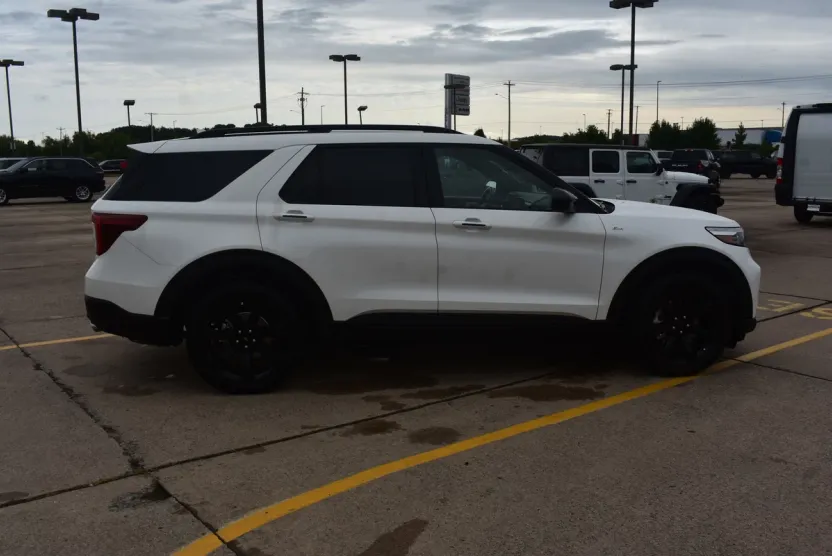 2023 Ford Explorer ST-Line photo 1