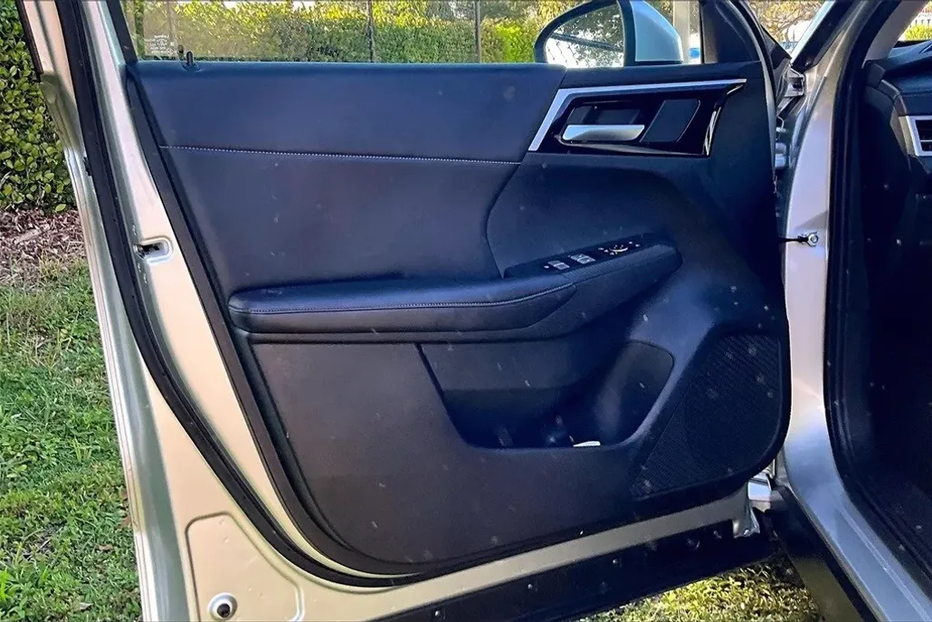 2024 Mitsubishi Outlander PHEV SE photo 1