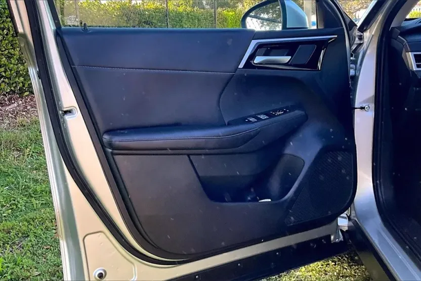 2024 Mitsubishi Outlander PHEV SE photo 1