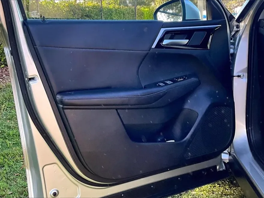 2024 Mitsubishi Outlander PHEV SE photo 1