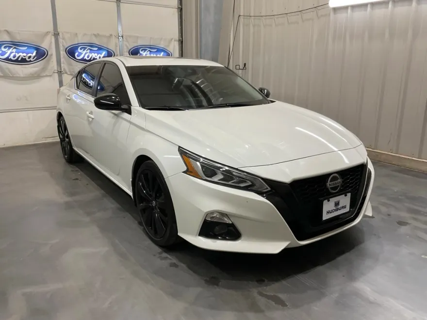 2022 Nissan Altima 2.5 SR photo 1