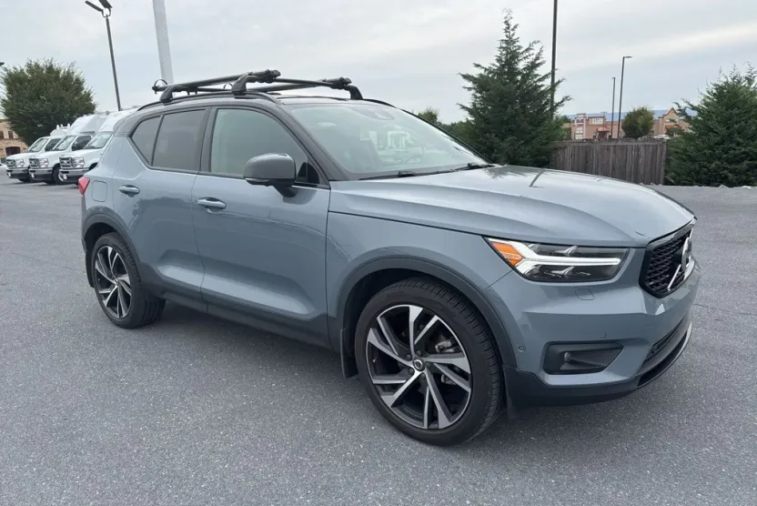 2020 Volvo XC40 R-Design photo 1