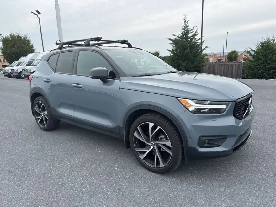 2020 Volvo XC40 R-Design photo 1