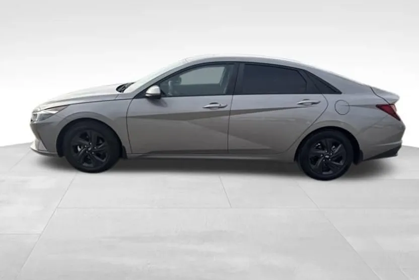 2022 Hyundai Elantra SEL photo 1