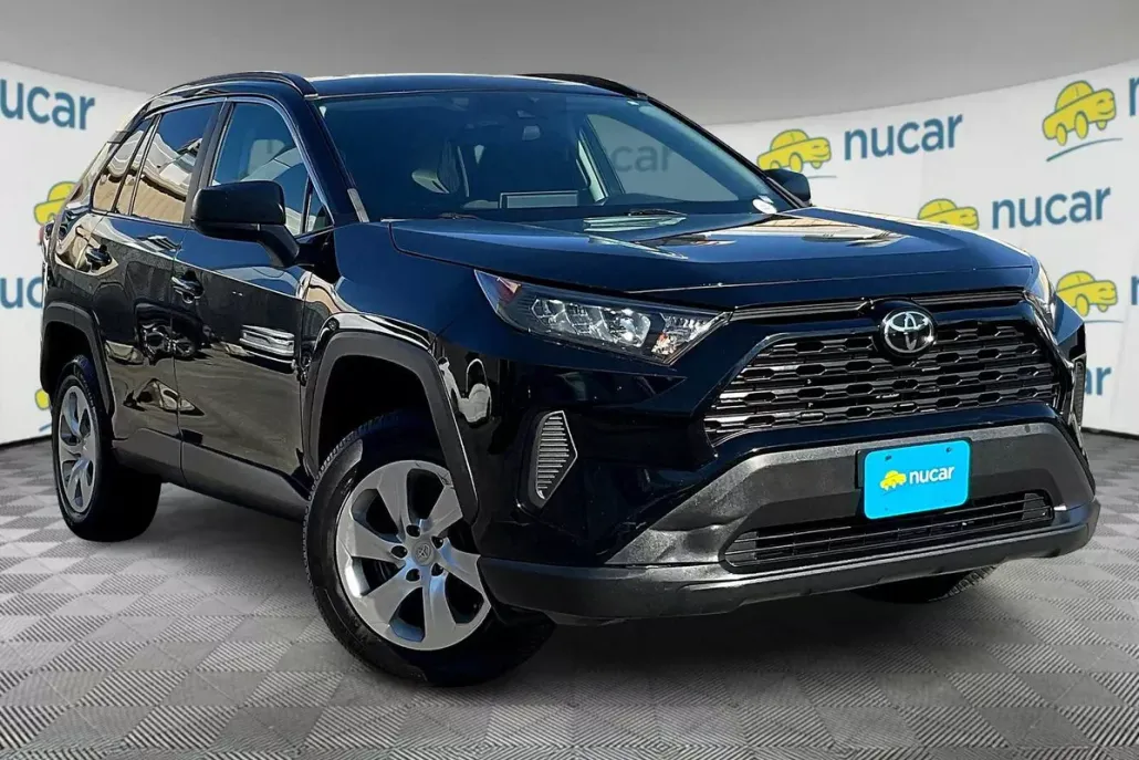 2020 Toyota RAV4 LE photo 1