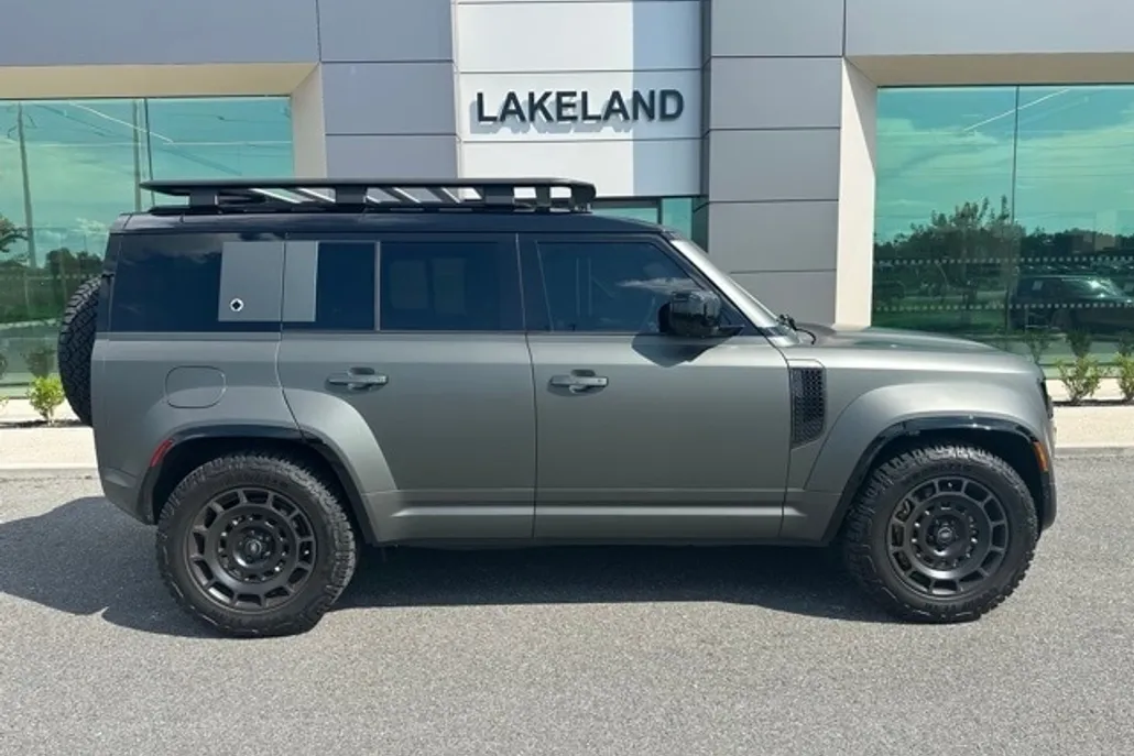 2025 Land Rover Defender 110 V8 photo 1