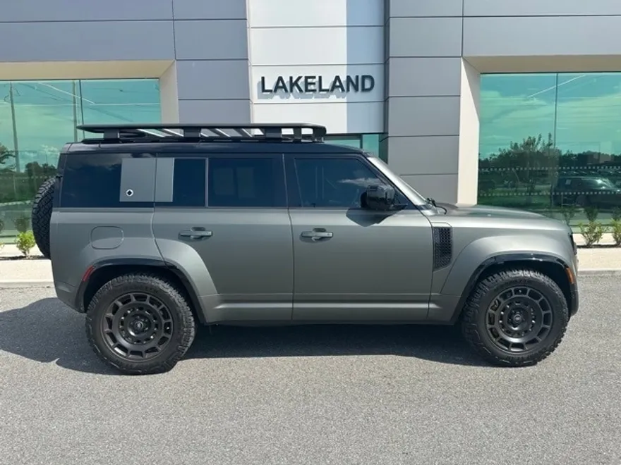 2025 Land Rover Defender 110 V8 photo 1
