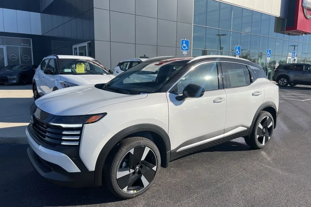 2025 Nissan Kicks SR photo 1