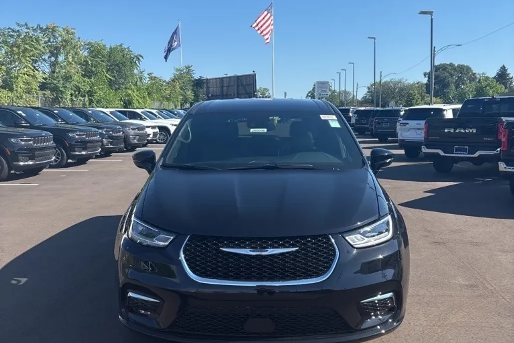 2026 Chrysler Pacifica photo 1