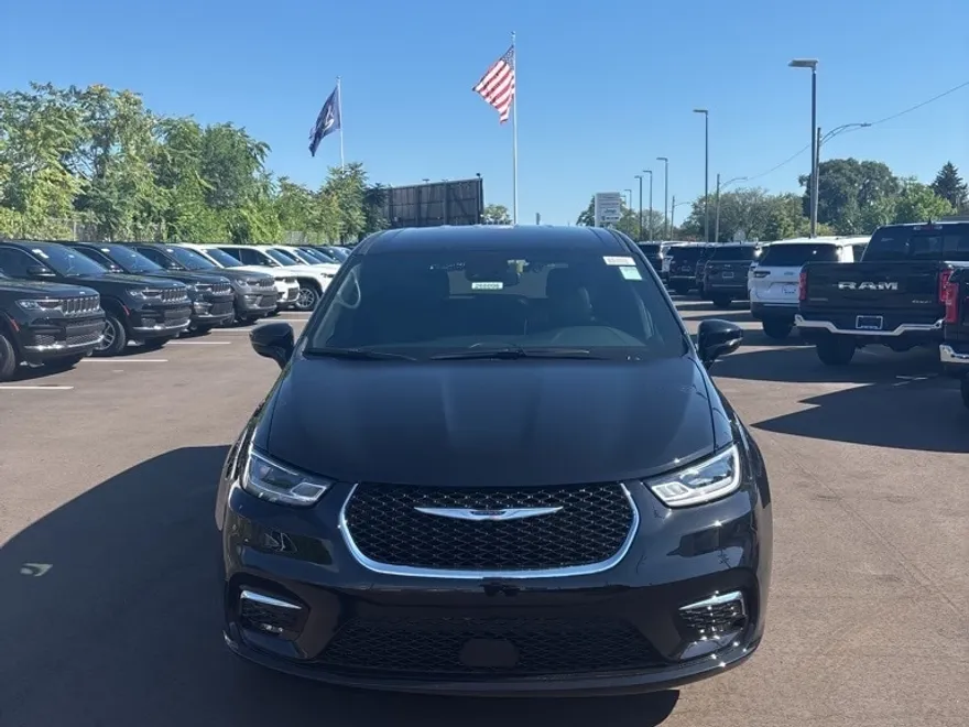 2026 Chrysler Pacifica photo 1