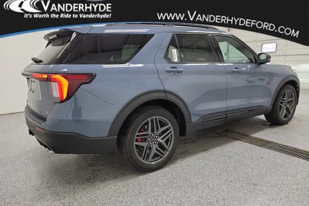 2025 Ford Explorer ST photo 1