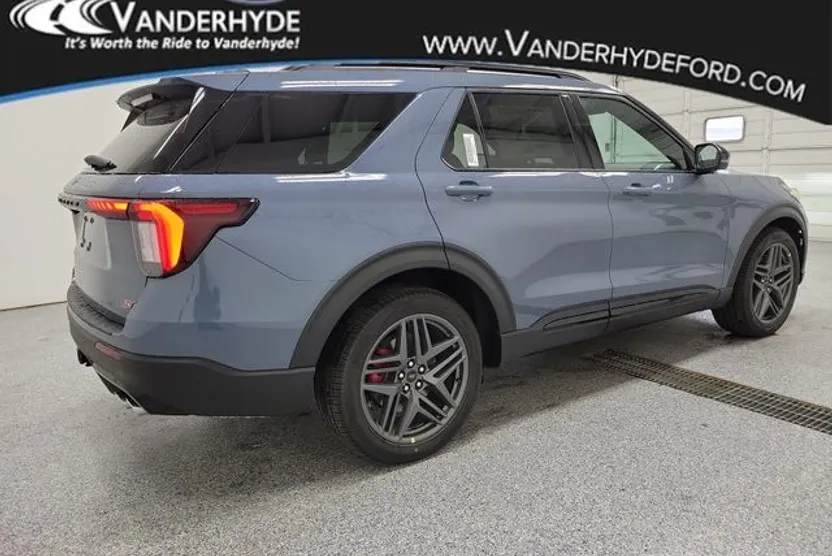 2025 Ford Explorer ST photo 1