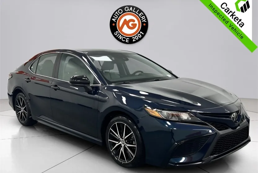 2021 Toyota Camry SE photo 1