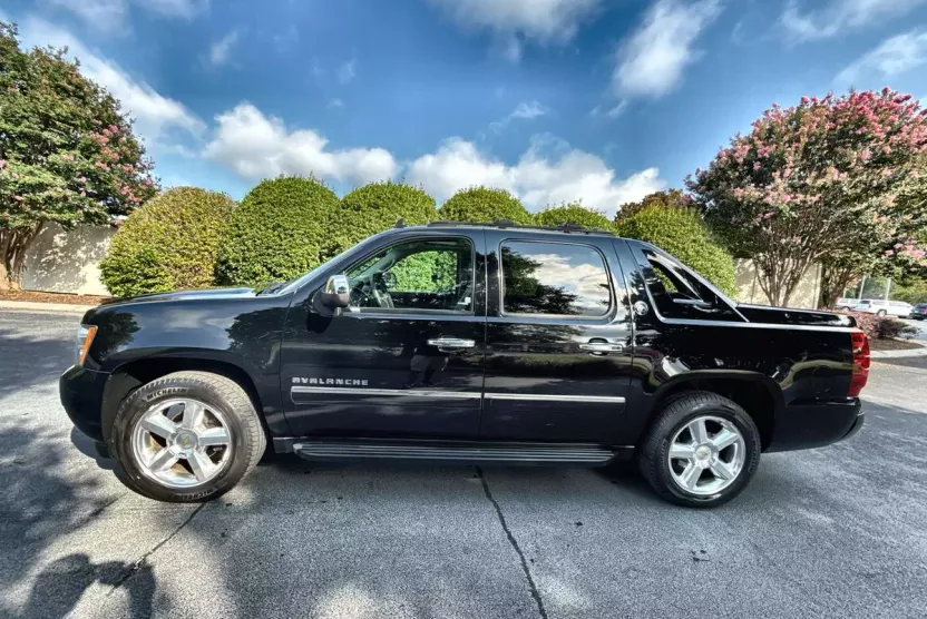 2013 Chevrolet Avalanche LTZ photo 1