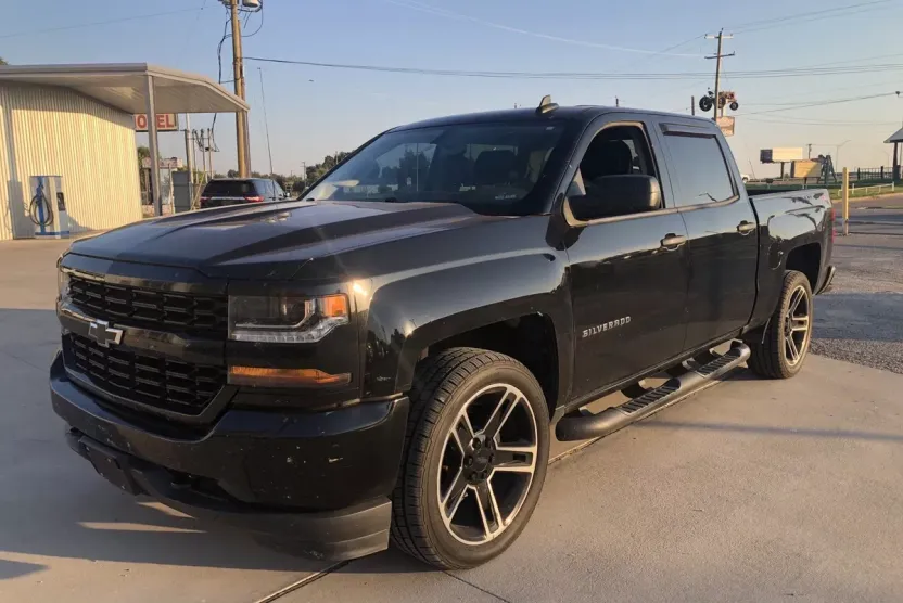 2018 Chevrolet Silverado 1500 Custom photo 1