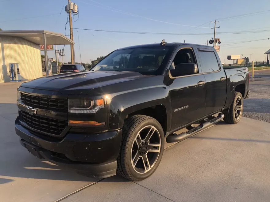 2018 Chevrolet Silverado 1500 Custom photo 1
