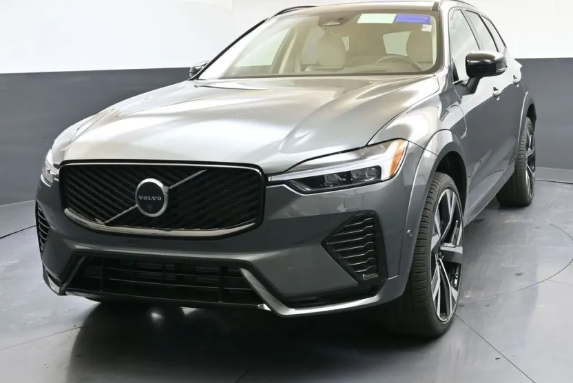 2026 Volvo XC60 T8 photo 1