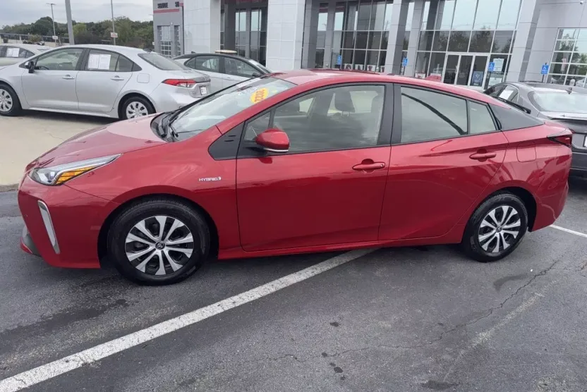 2022 Toyota Prius LE photo 1