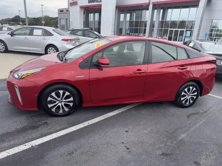 2022 Toyota Prius LE photo 1