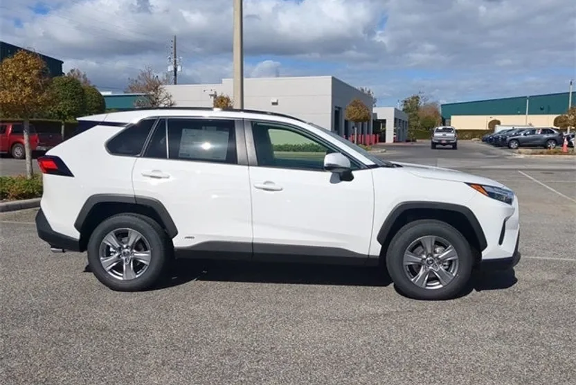 2025 Toyota RAV4 Hybrid XLE photo 1