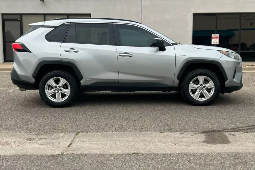2021 Toyota RAV4 Hybrid LE photo 1