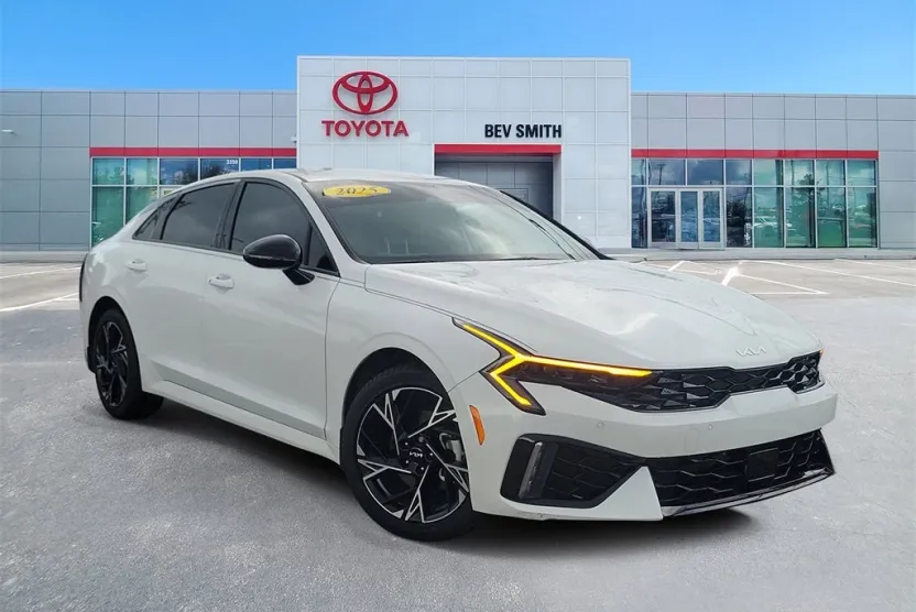 2025 Kia K5 GT-Line photo 1