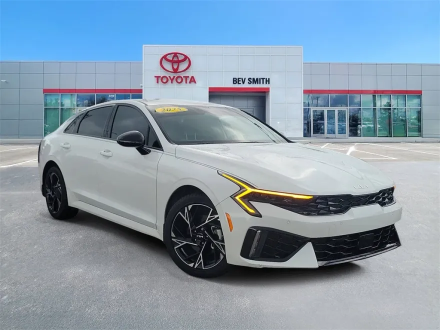 2025 Kia K5 GT-Line photo 1
