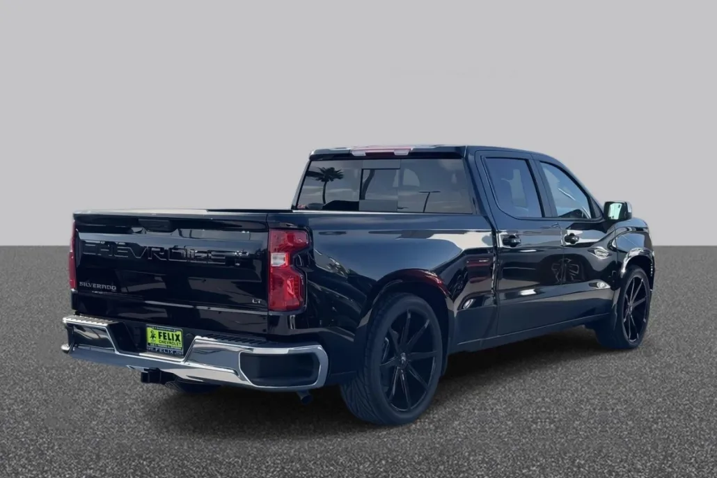 2025 Chevrolet Silverado 1500 LT photo 1