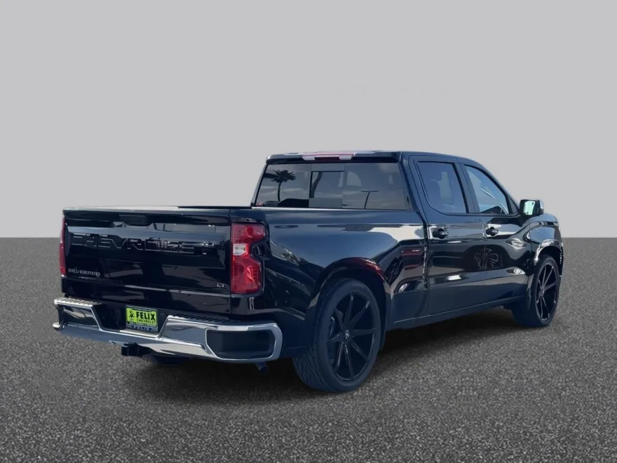 2025 Chevrolet Silverado 1500 LT photo 1