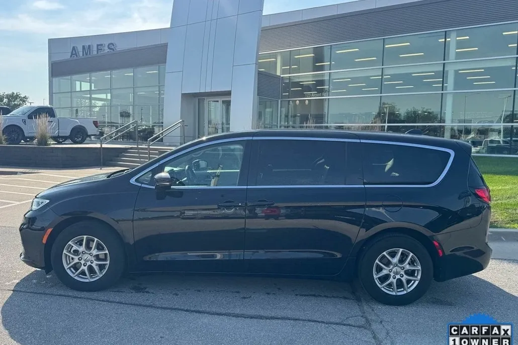 2024 Chrysler Pacifica Touring L photo 1